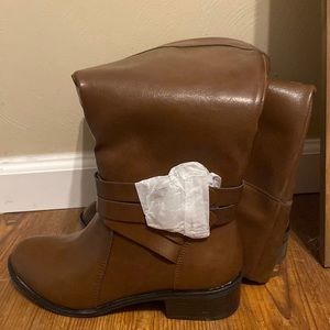 Brand new memory foam Arizona Jean Co womens fashion boots in size medium